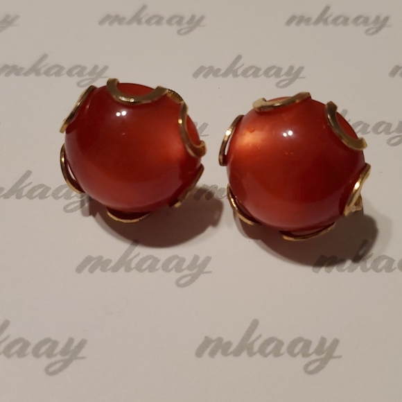 Vintage Jewelry - VINTAGE Goldtone moonglow thermostat peachy bronze screw on earrings